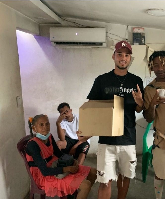 Entrega de ayuda a una comunidad